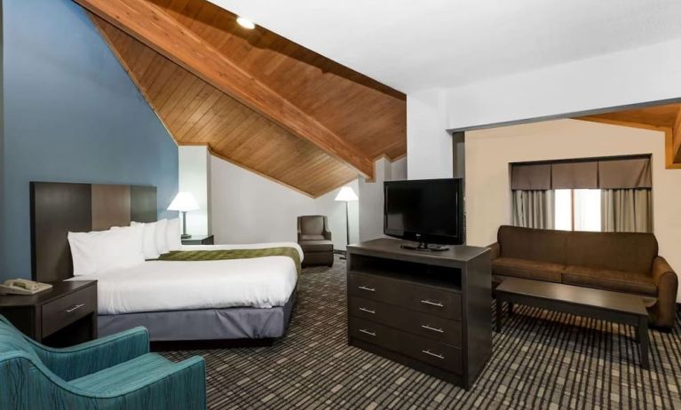 Day use room with TV at Baymont By Wyndham Pella.