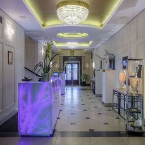 Reception area at DoubleTree by Hilton London Greenwich.