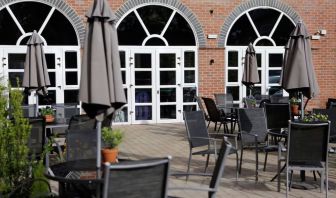 Courtyard ideal for coworking at DoubleTree By Hilton York.