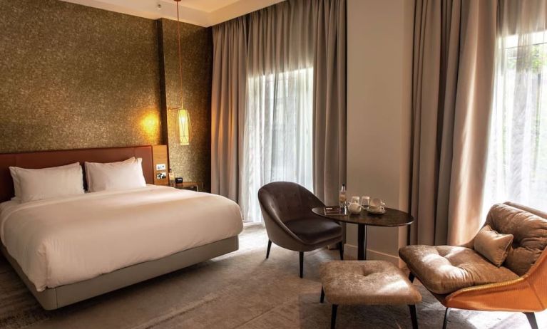 Romantic day use room with natural light at Lincoln Plaza London, Curio Collection By Hilton.