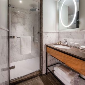 Guest bathroom with shower at Lincoln Plaza London, Curio Collection By Hilton.