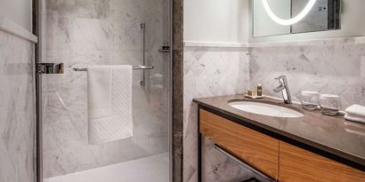 Guest bathroom with shower at Lincoln Plaza London, Curio Collection By Hilton.