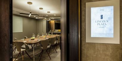 Professional meeting room at Lincoln Plaza London, Curio Collection By Hilton.