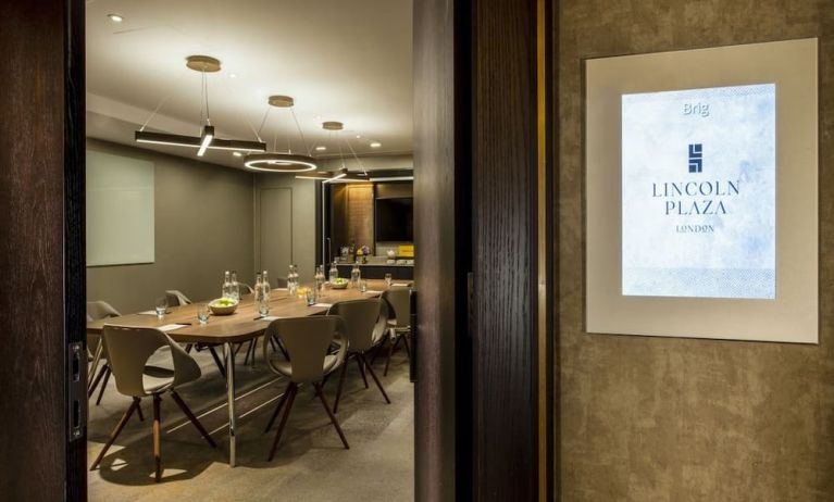 Professional meeting room at Lincoln Plaza London, Curio Collection By Hilton.