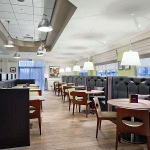 Dining area perfect for coworking at Doubletree by Hilton Glasgow Strathclyde.