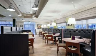 Dining area perfect for coworking at Doubletree by Hilton Glasgow Strathclyde.