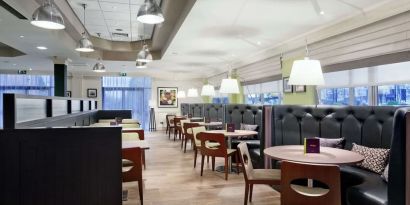 Dining area perfect for coworking at Doubletree by Hilton Glasgow Strathclyde.