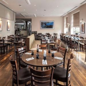 Dining area perfect for coworking at DoubleTree by Hilton Swindon.