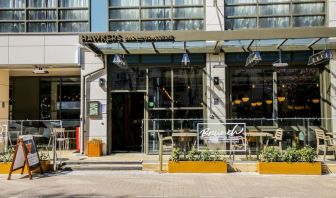 Alfresco dining perfect for coworking at DoubleTree by Hilton London Kingston upon Thames.