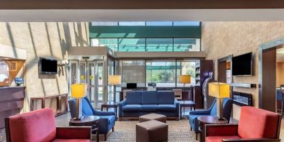 Lounge and lobby at Comfort Suites Oakbrook Terrace.