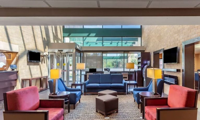 Lounge and lobby at Comfort Suites Oakbrook Terrace.