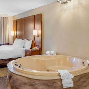 King room with jacuzzi at Comfort Suites Oakbrook Terrace.