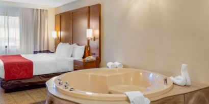 King room with jacuzzi at Comfort Suites Oakbrook Terrace.