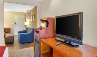 Day room with TV at Comfort Suites Oakbrook Terrace.