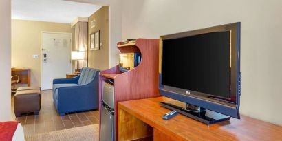 Day room with TV at Comfort Suites Oakbrook Terrace.