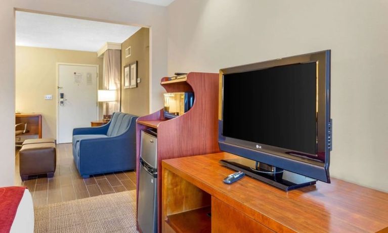 Day room with TV at Comfort Suites Oakbrook Terrace.