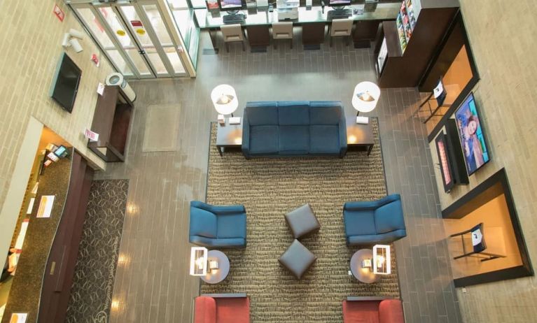 Lobby seating and lounge area at Comfort Suites Oakbrook Terrace.