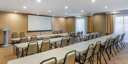 Meeting room at Comfort Suites Oakbrook Terrace.