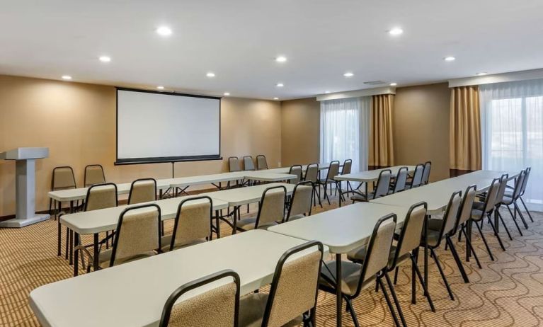 Meeting room at Comfort Suites Oakbrook Terrace.