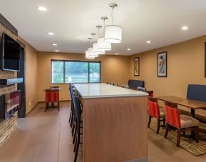 Bar and lounge at Comfort Suites Oakbrook Terrace.