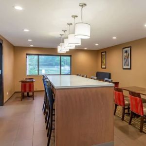 Bar and lounge at Comfort Suites Oakbrook Terrace.