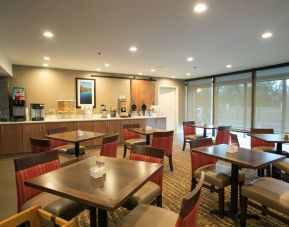 Dining room at Comfort Suites Oakbrook Terrace.