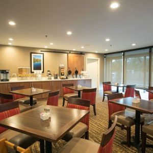 Dining room at Comfort Suites Oakbrook Terrace.