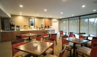 Dining room at Comfort Suites Oakbrook Terrace.