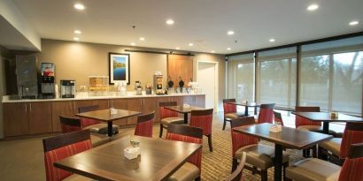 Dining room at Comfort Suites Oakbrook Terrace.