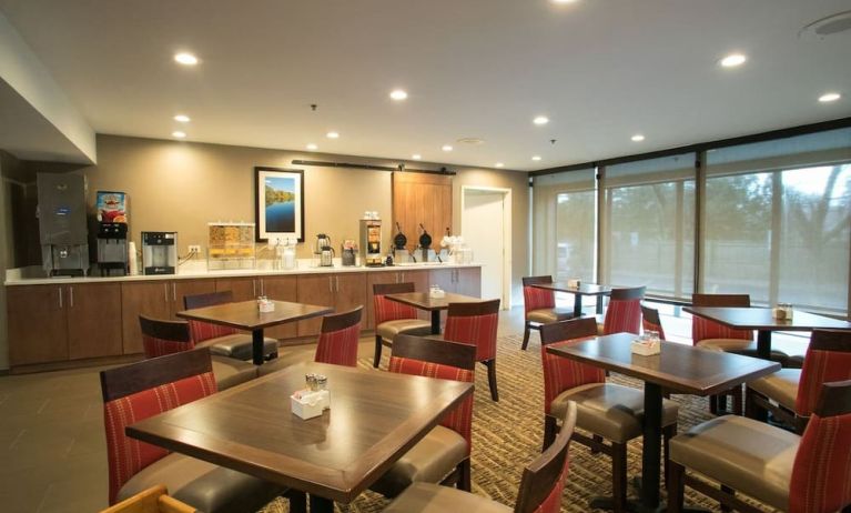 Dining room at Comfort Suites Oakbrook Terrace.