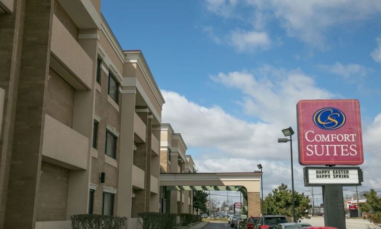 Hotel parking at Comfort Suites Oakbrook Terrace.