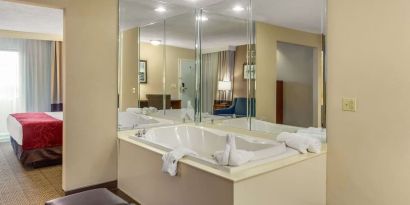 Day room with jacuzzi at Comfort Suites Oakbrook Terrace.