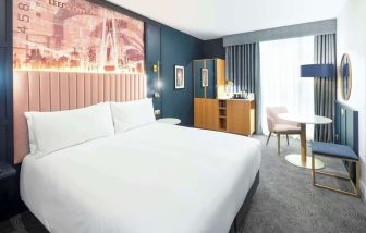 Day use room with natural light at DoubleTree By Hilton Leeds City Centre.