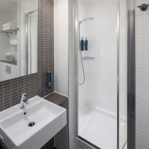 Guest bathroom with shower at DoubleTree By Hilton Leeds City Centre.