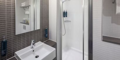 Guest bathroom with shower at DoubleTree By Hilton Leeds City Centre.