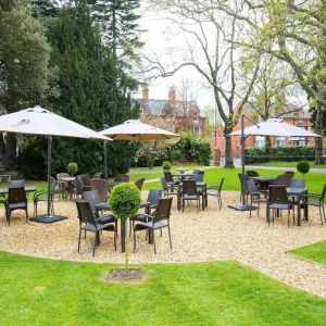 Lovely outdoor garden perfect for coworking at DoubleTree By Hilton Stratford-upon-Avon.