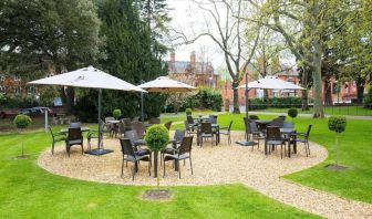 Lovely outdoor garden perfect for coworking at DoubleTree By Hilton Stratford-upon-Avon.