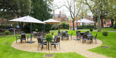 Lovely outdoor garden perfect for coworking at DoubleTree By Hilton Stratford-upon-Avon.