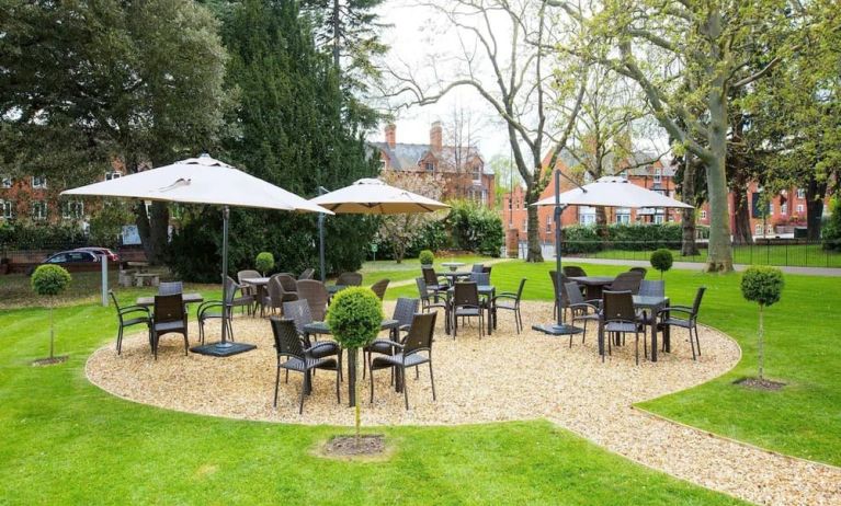 Lovely outdoor garden perfect for coworking at DoubleTree By Hilton Stratford-upon-Avon.