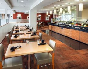 Dining area perfect for coworking at Four Points By Sheraton Los Angeles International Airport. 