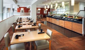 Dining area perfect for coworking at Four Points By Sheraton Los Angeles International Airport. 