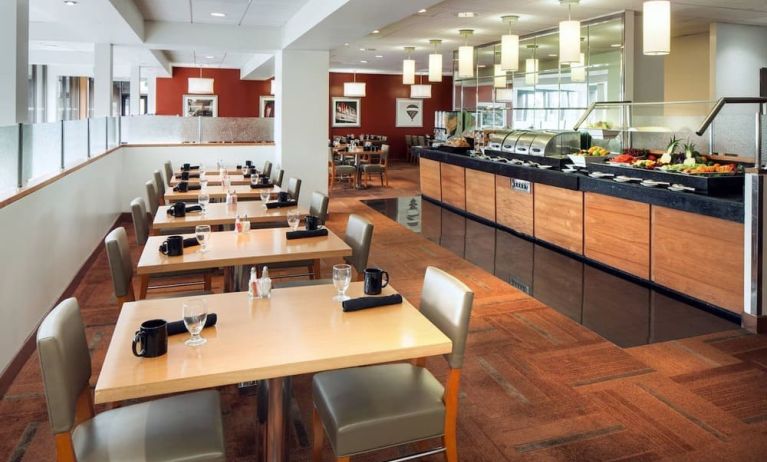 Dining area perfect for coworking at Four Points By Sheraton Los Angeles International Airport. 