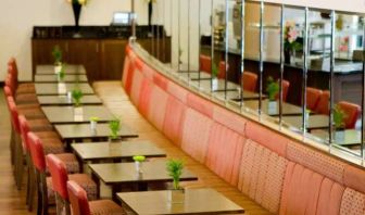 Dining area perfect for coworking at Leonardo Hotel Aberdeen.