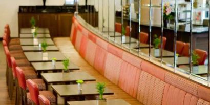 Dining area perfect for coworking at Leonardo Hotel Aberdeen.