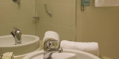 Guest bathroom with shower at Leonardo Hotel Aberdeen.