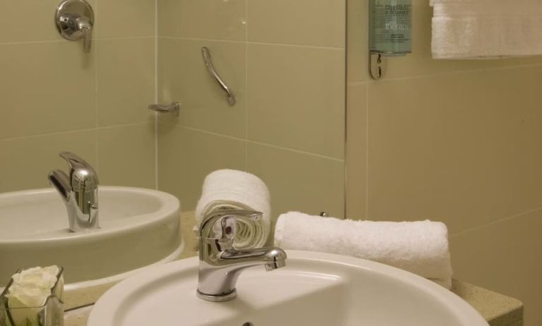 Guest bathroom with shower at Leonardo Hotel Aberdeen.