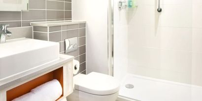 Guest bathroom with shower at Leonardo Hotel Belfast.
