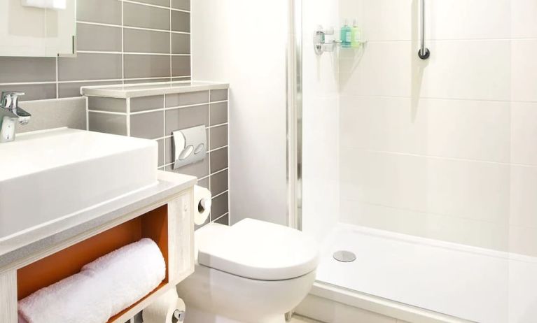 Guest bathroom with shower at Leonardo Hotel Belfast.
