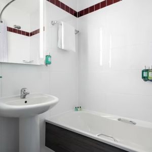 Guest bathroom with shower at Leonardo Hotel Brighton.