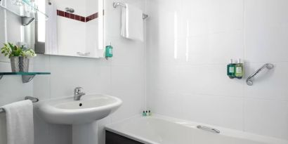 Guest bathroom with shower at Leonardo Hotel Brighton.